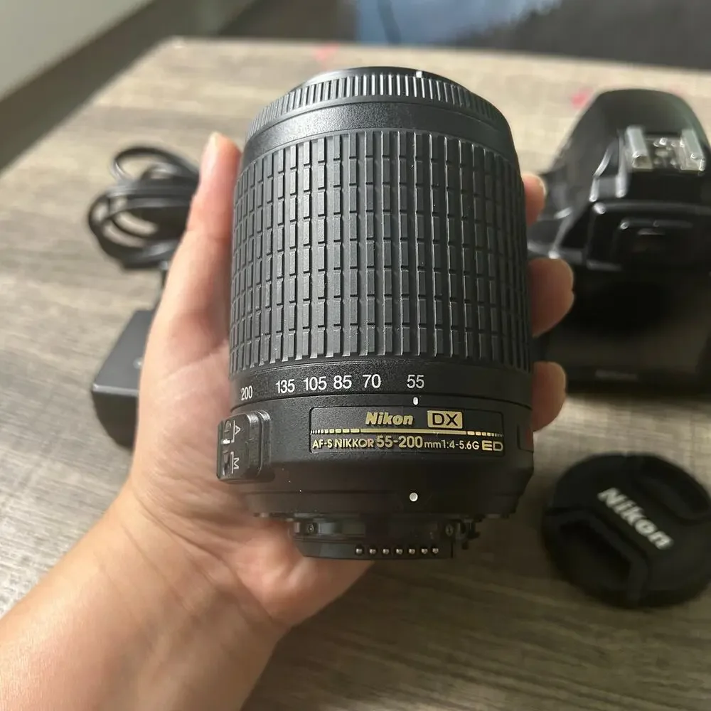 Nikon D60 DSLR Camera w/ AF-S DX 55-200mm VR Lens Charger and Battery Tested
